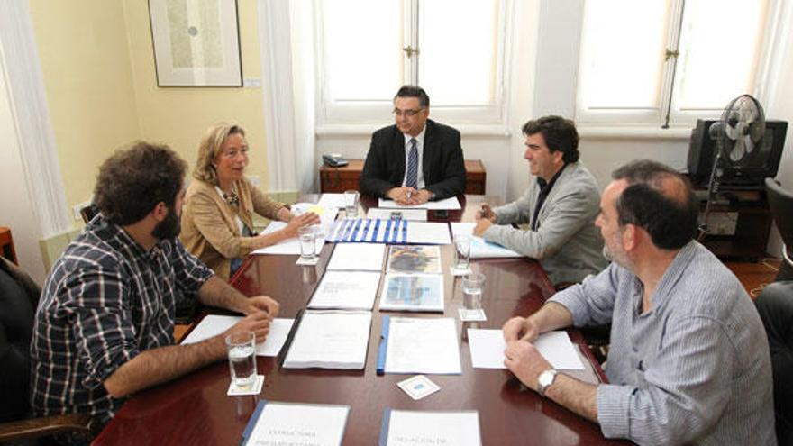 Gallego, Flores y Fernández Prado, ayer con representantes de Marea.