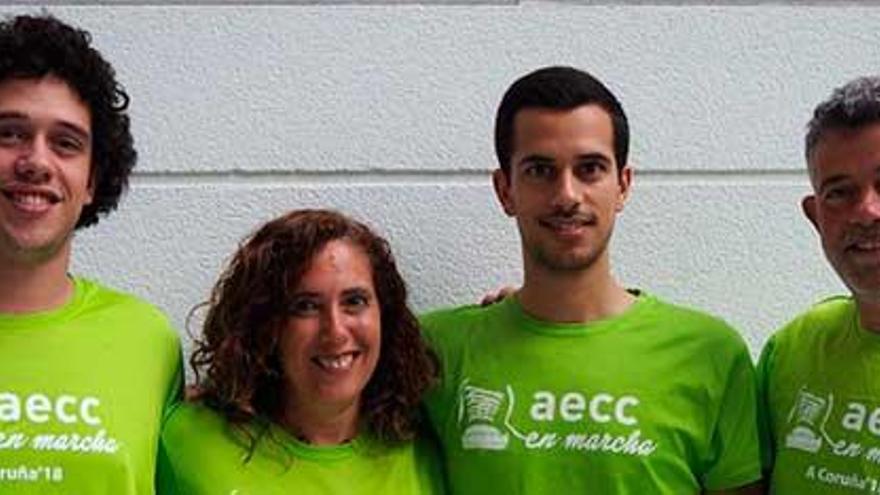 Pablo Nogueira (segundo, por la derecha), con sus padres y su hermano, con las camisetas de la carrera de 2018.