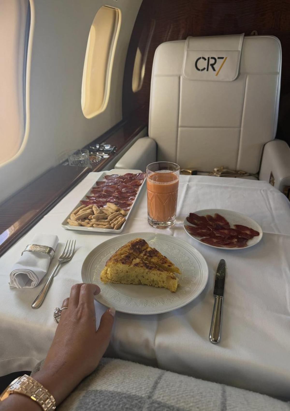 La comida de Georgina Rodríguez en el jet de Cristiano Ronaldo