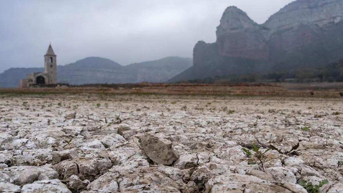 Vista del pantano de Sau en la población de Vilanova de Sau (Barcelona) en noviembre de 2023.