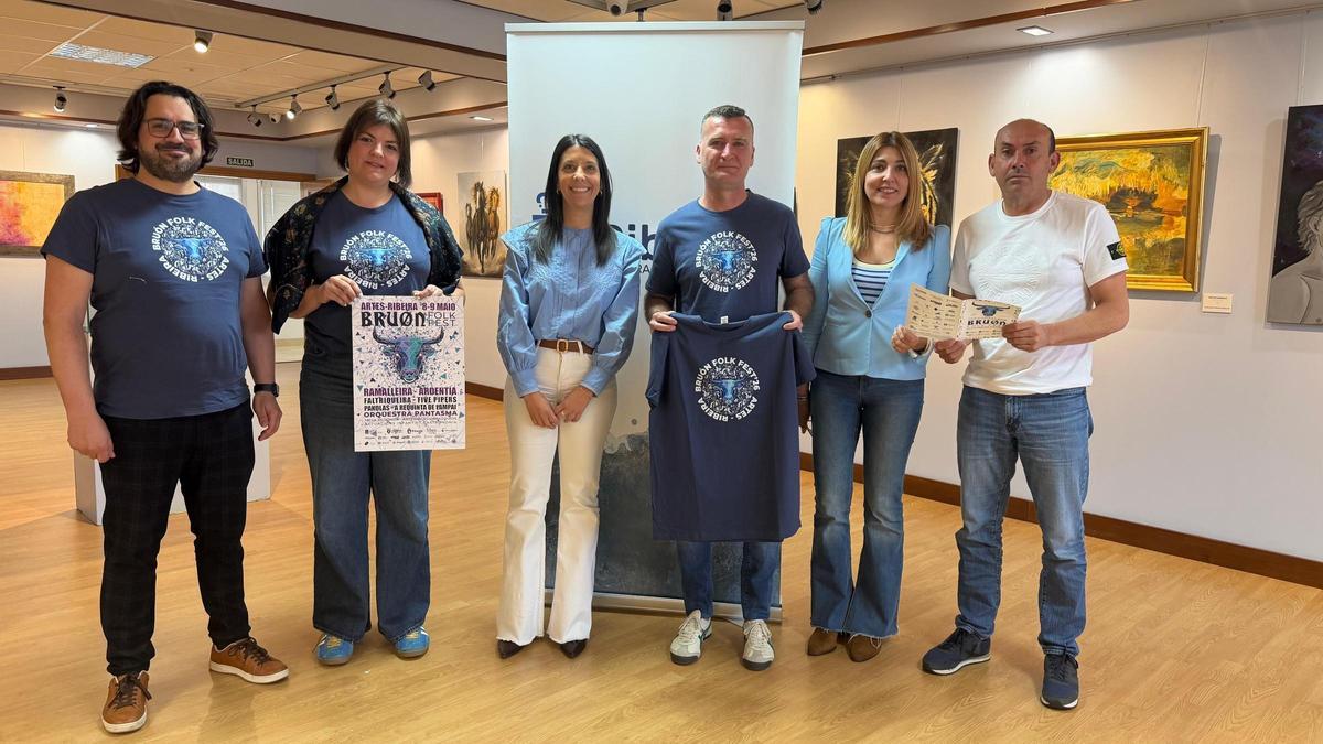 A alcaldesa, no centro, na presentación Bruón Folk Fest 2026.