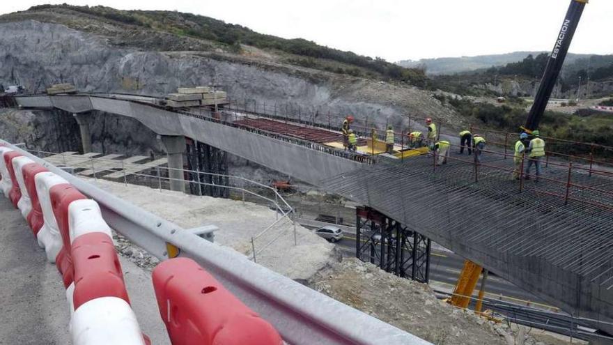 Operarios trabajan, ayer, en el nuevo puente que Fomento construye en el Quinto Pino.