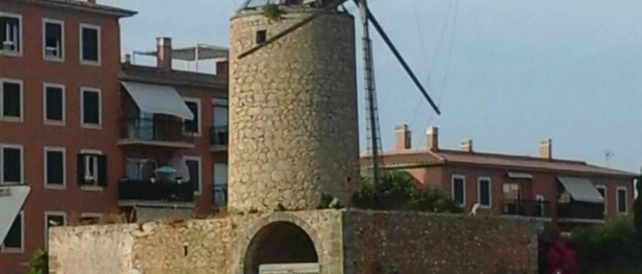 Vista del Molí den Gaspar desde la entrada al núcleo urbano desde Campos.