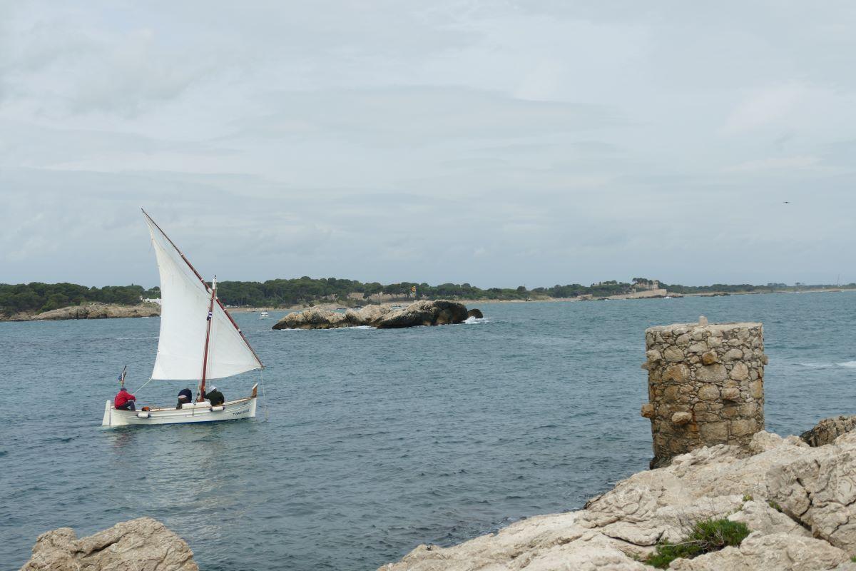 La trobada de vela llatina va omplir les aigües de l'Escala d'embarcacions de fusta i a vela.