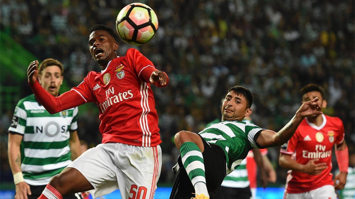 Nelson Semedo (izquierda) con el delantero del Sporting Alan Ruiz en un partido de la Liga portuguesa 2016/17