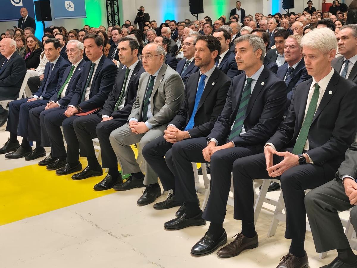 Autoridades y público asistente a la inauguración de Keyter.