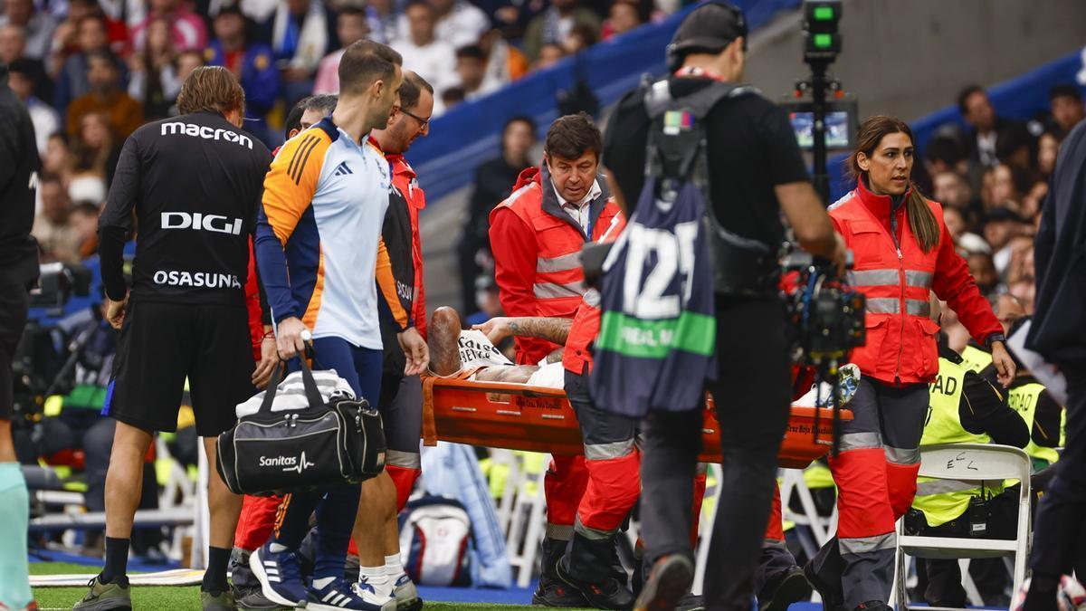 Éder Militão se retira lesionado durante el partido entre Real Madrid y Osasuna