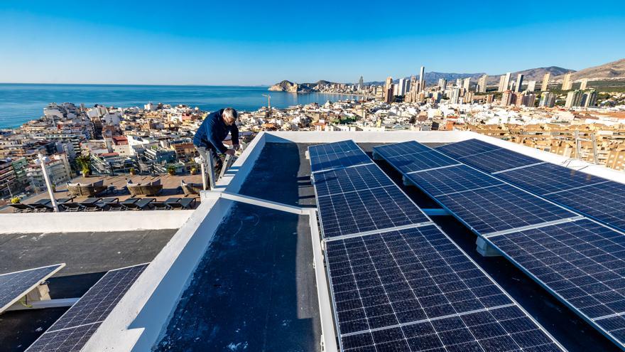 La bajada del precio de la luz frena la fiebre por el autoconsumo en Alicante