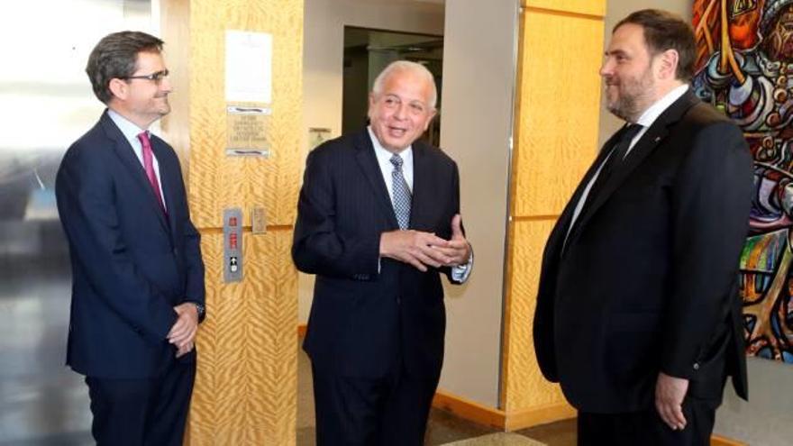 Junqueras, amb Tomás Regalado (centre), i el cònsol espanyol.