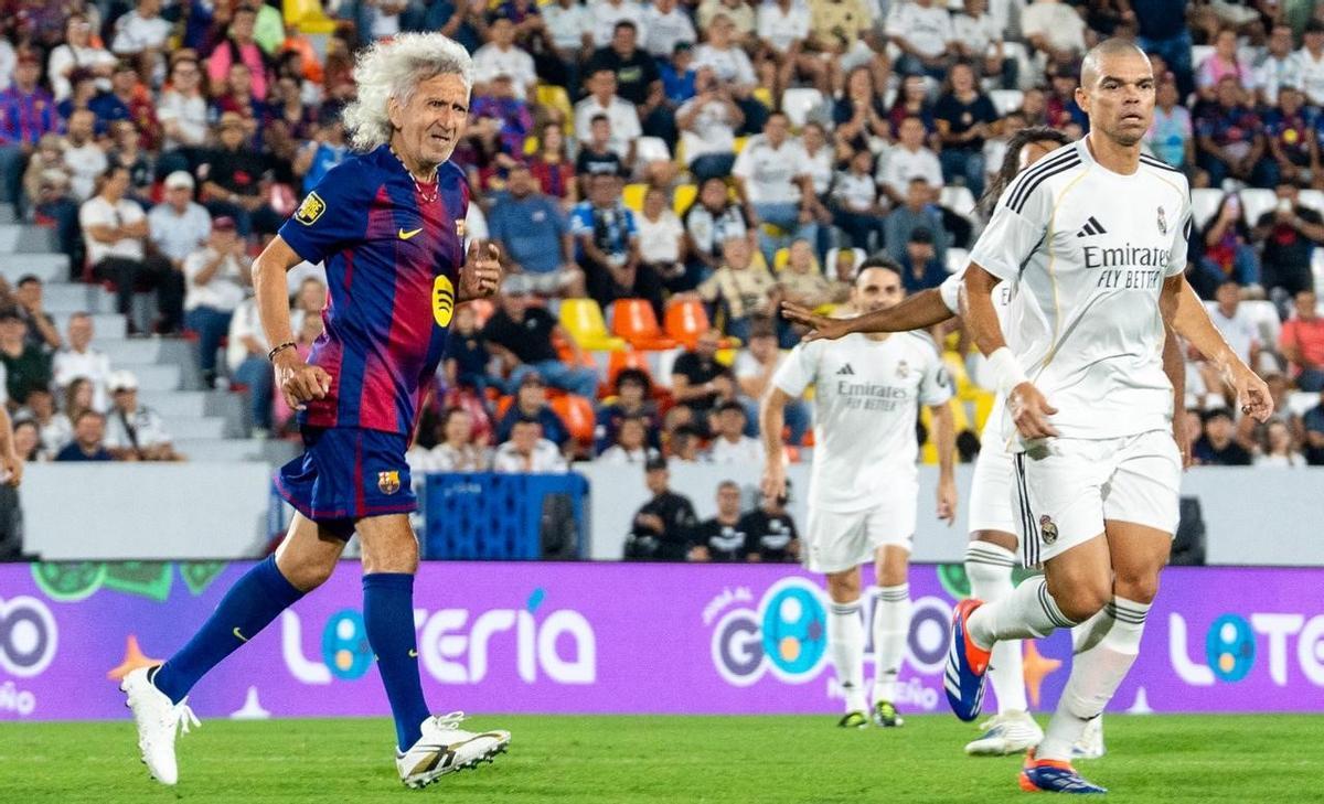 Mágico González y Pepe, durante el clásico de San Salvador.