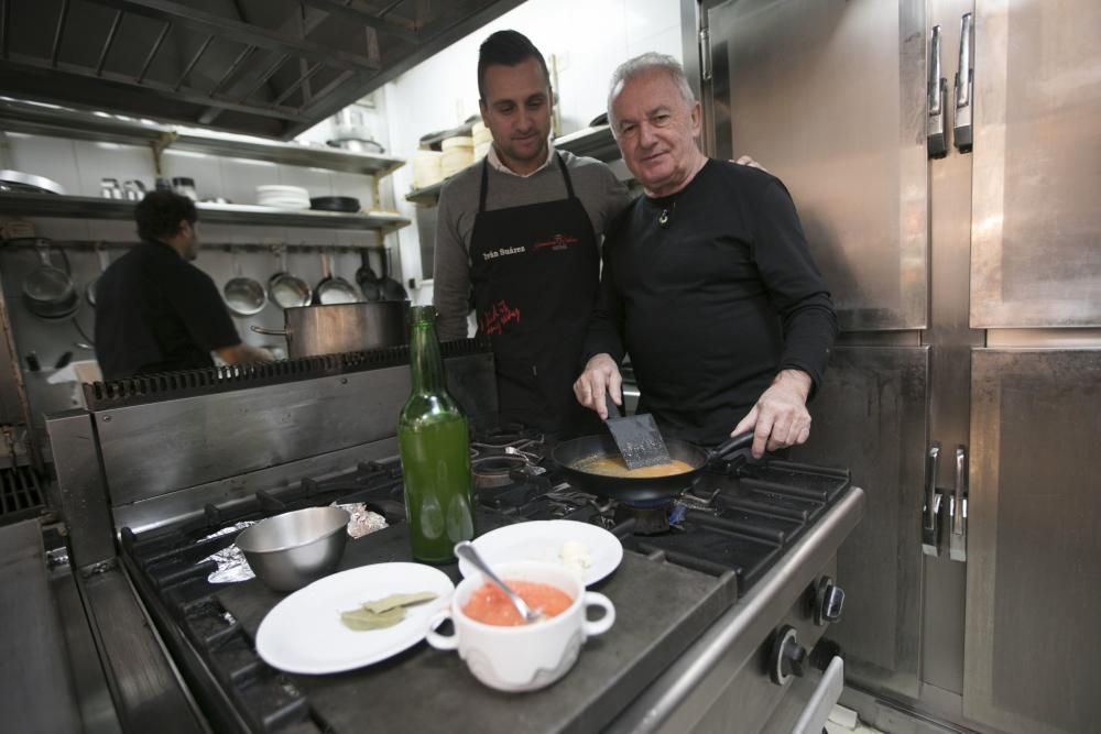 Victor Manuel graba un programa de cocina en Oviedo