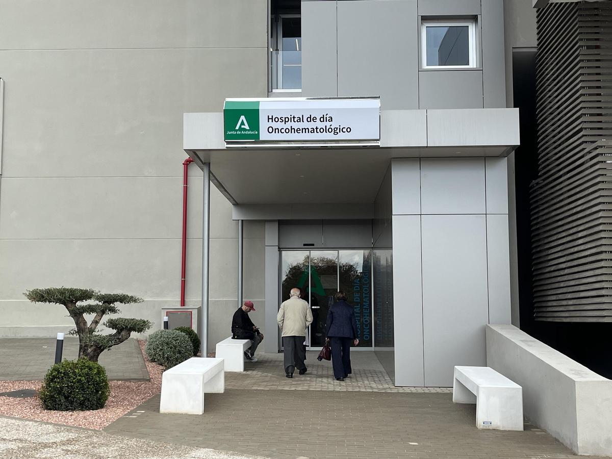 Pacientes entrando este lunes en el Hospital de Día Oncohematológico