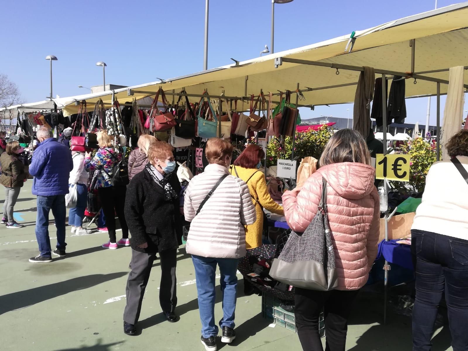 Domingo de sol, mercadillo y desescalada