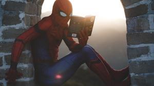 Spiderman leyendo