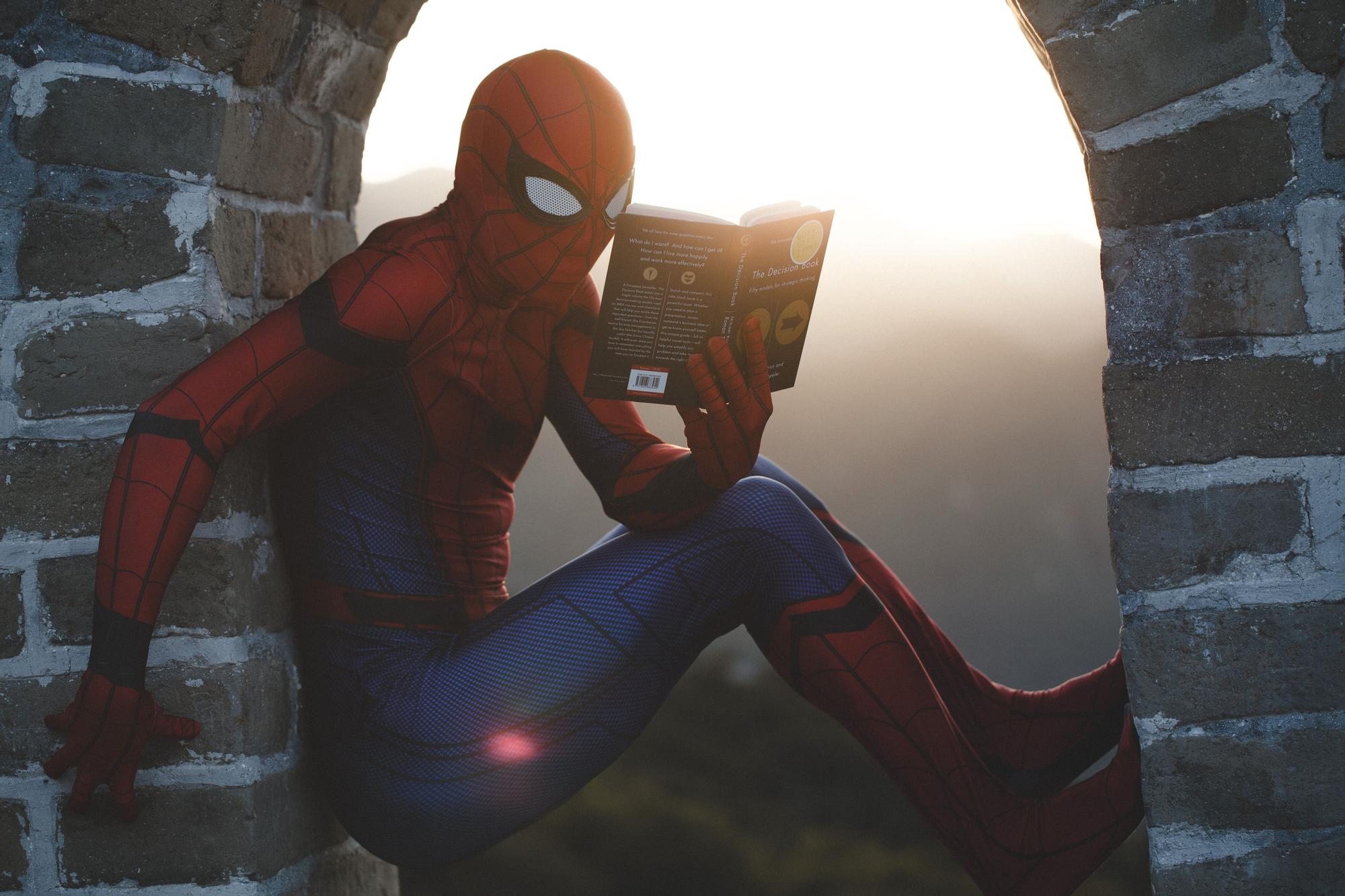 Spiderman leyendo