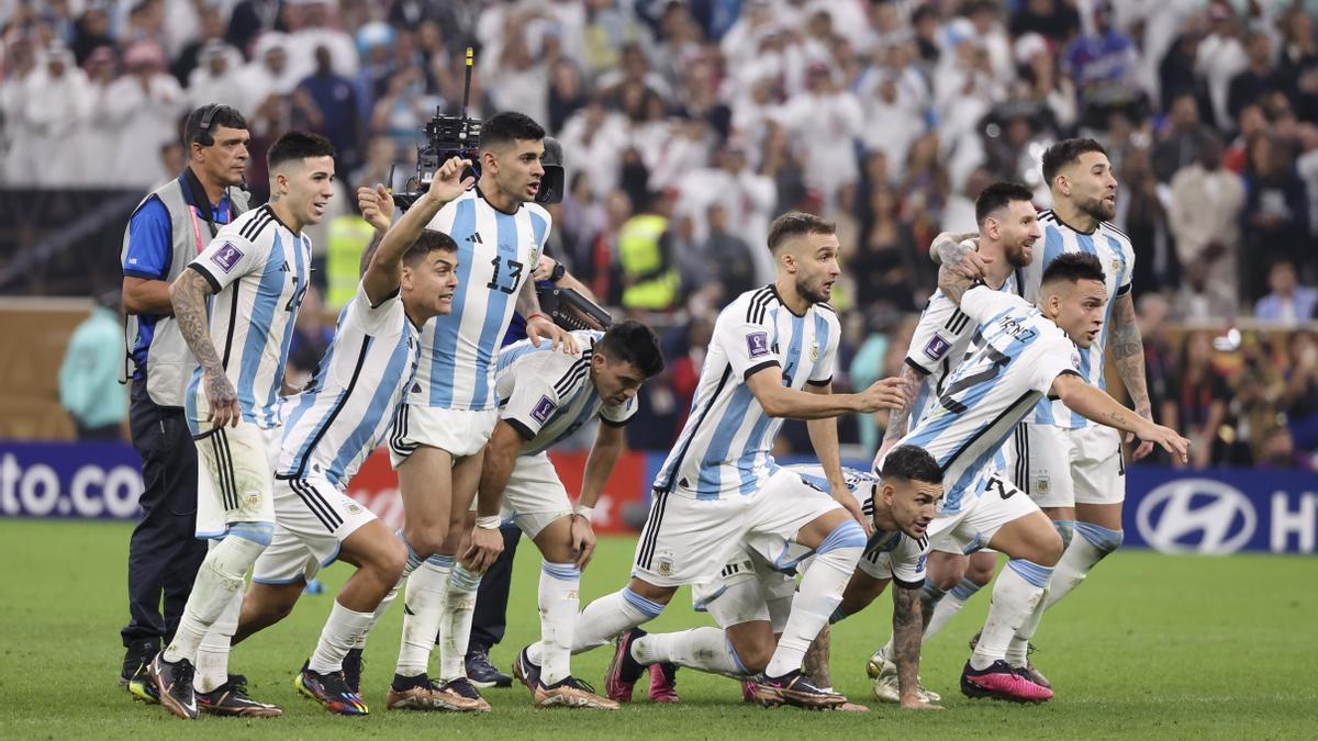Los jugadores de Argentina, e un momento de la tanda de penaltis de la final del Mundial.
