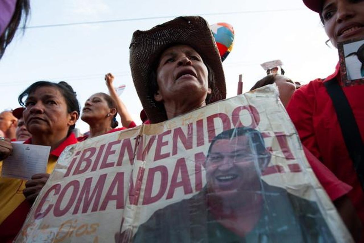 Un grup de seguidors del president de Veneçuela, Hugo Chávez, mostren el seu suport al mandatari a l’entrada de l’Hospital Militar Dr. Carlos Arvelo, a Caracas, dilluns.