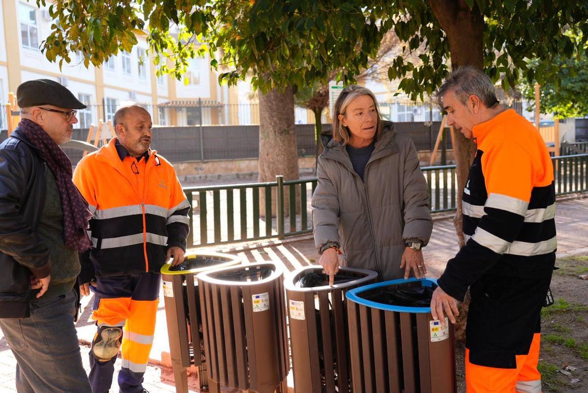 La presidenta de Sadeco, Isabel Albás, presenta las nuevas papeleras en la plaza de Colón, donde ha comenzado su instalación.