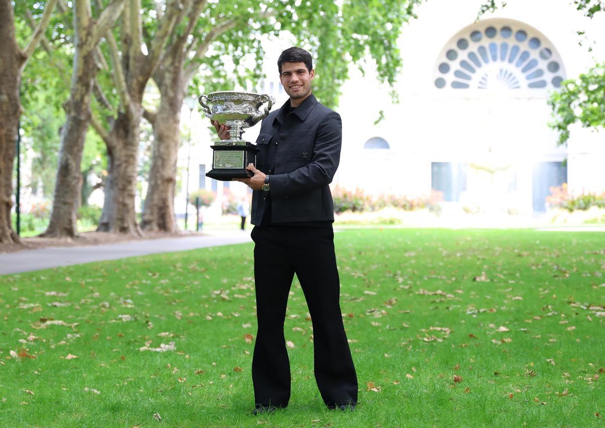 Carlos Alcaraz posa con el trofeo un día después de conquistar el Open de Australia