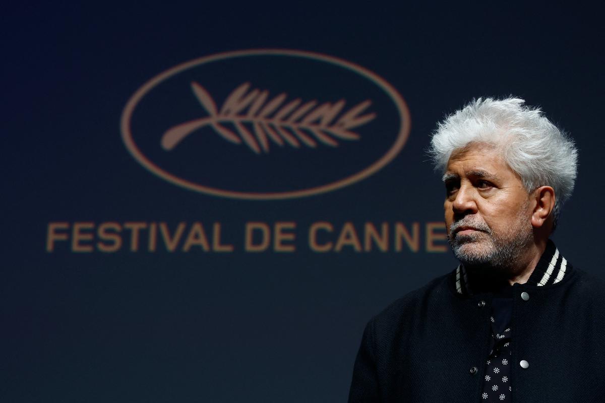 Pedro Almodóvar aterriza en Cannes. El cineasta estrena en Cannes el mediometraje ‘Extraña forma de vida’, con Ethan Hawke y Pedro Pascal, un wéstern protagonizado por dos gais que subvierte el género