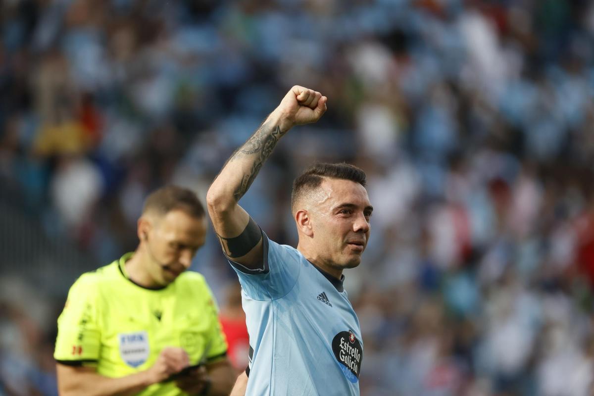 VIGO, 07/05/2022.- El delantero del Celta de Vigo, Iago Aspas (c), celebra su gol, segundo del equipo ante el Deportivo Alavés, durante el partido de la jornada 35 de Liga en Primera División que Celta de Vigo y Deportivo Alavés juegan hoy sábado en Balaídos, en Vigo. EFE/Lavandeira jr