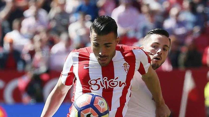 Xavi Torres protege el balón de la entrada de Sarabia.