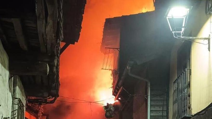 Galería | El incendio en una vivienda de Villanueva de la Vera