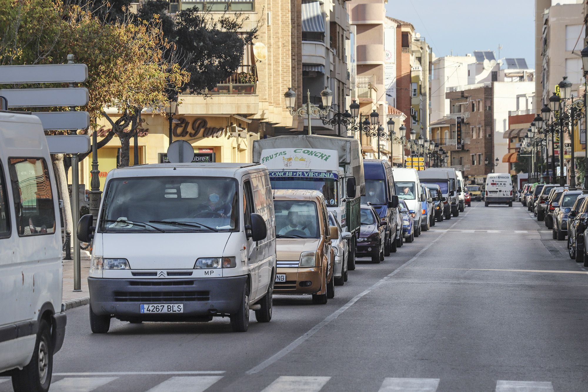 Protesta de los vendedores ambulantes de Guardamar por el cambio de ubicación del mercadillo