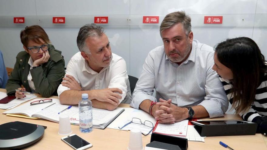 De izquierda a derecha Elena Máñez, Ángel Víctor Torres, Jorge González y Nira Fierro en la Ejecutiva regional del PSOE.