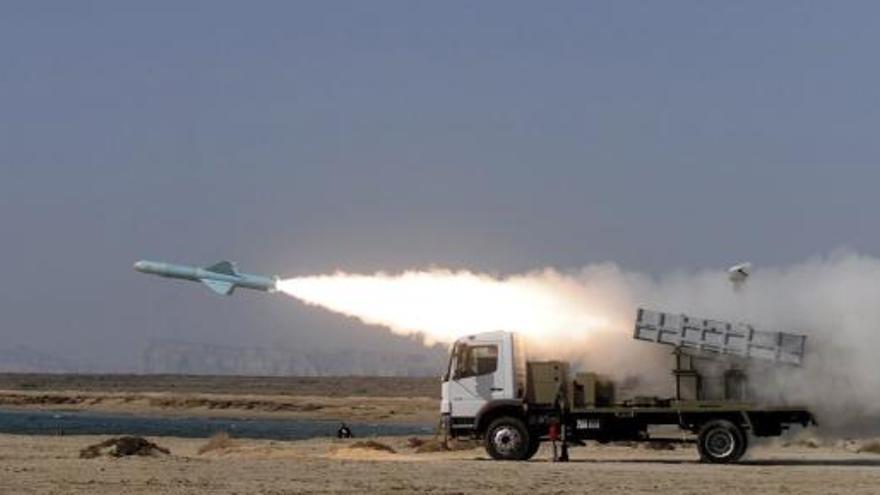 Un misil tipo &quot;Nasr&quot; parte desde una lanzadera del ejército iraní cerca del Estrecho de Ormuz.