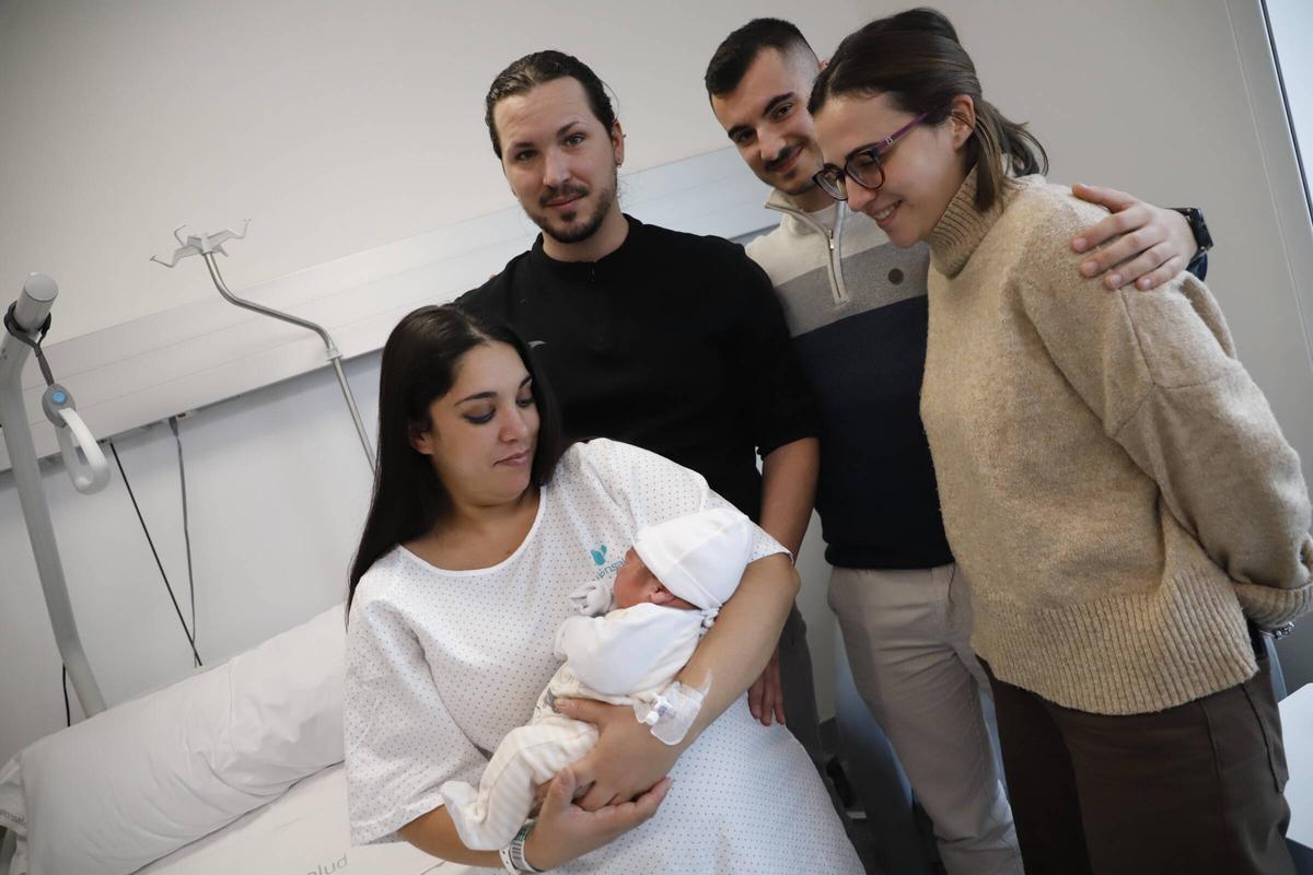 Los cordobeses Jessica y Antonio Jesús, con su hijo Diego y familiares, en el hospital QuirónSalud.