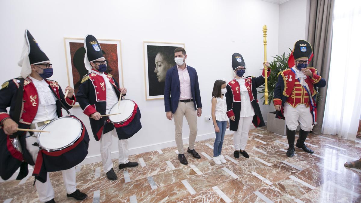 El Tio de la Porra de Gandia da la bienvenida a las fiestas