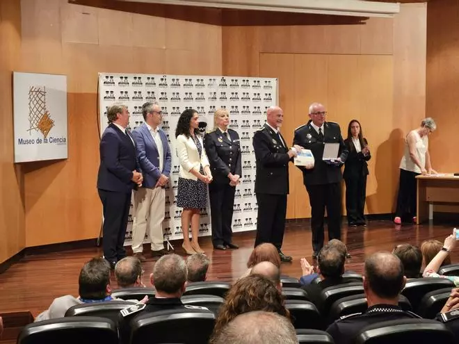 Un agente de la Policía Local de Santa Eulària recibe la medalla nacional a la Seguridad Vial