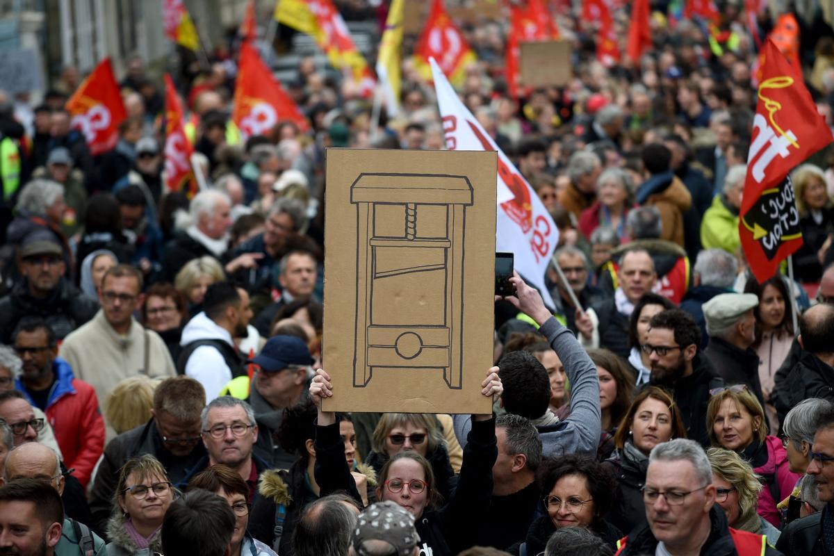 Paros y protestas en Francia por la reforma de las pensiones de Macron