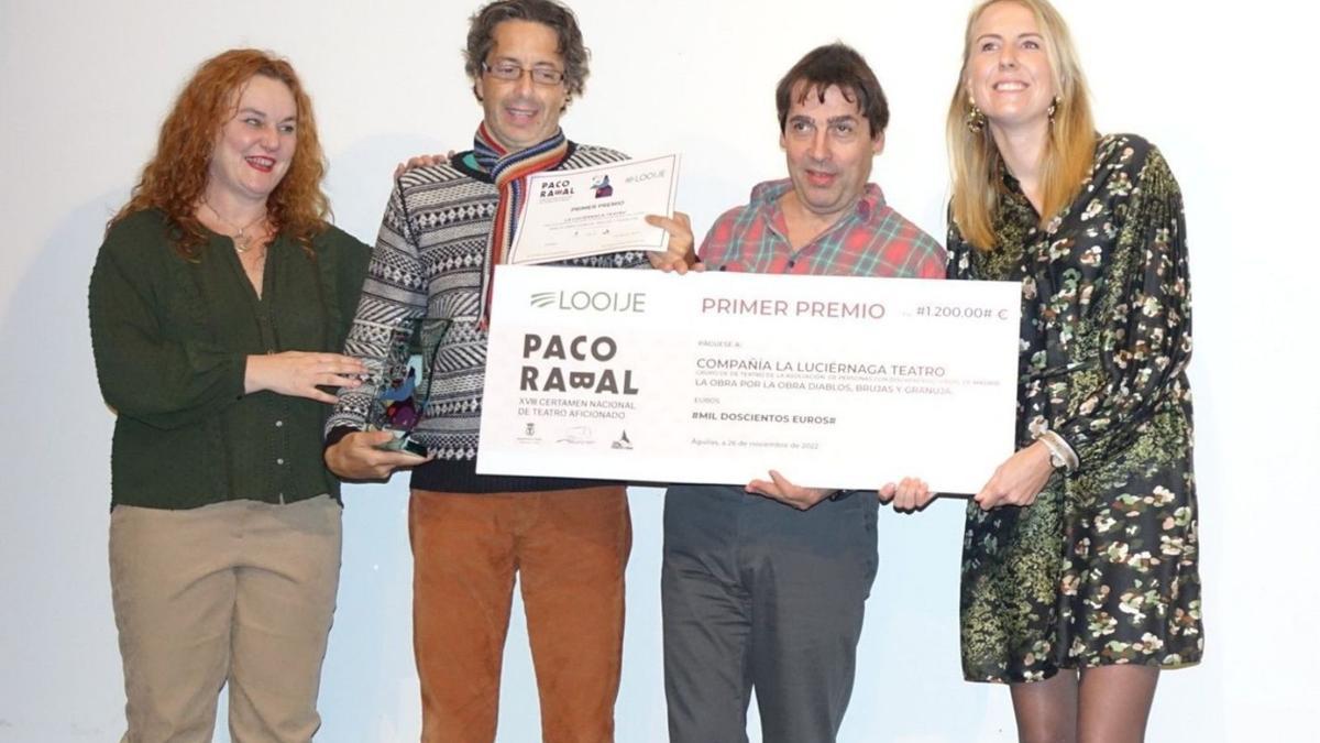 La compañía La Luciérnega recibe el primer premio del Certamen. | JAIME ZARAGOZA
