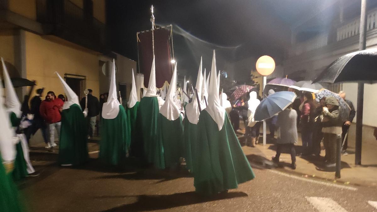 Los nazarenos se dan la vuelta en la calle Diego Téllez.