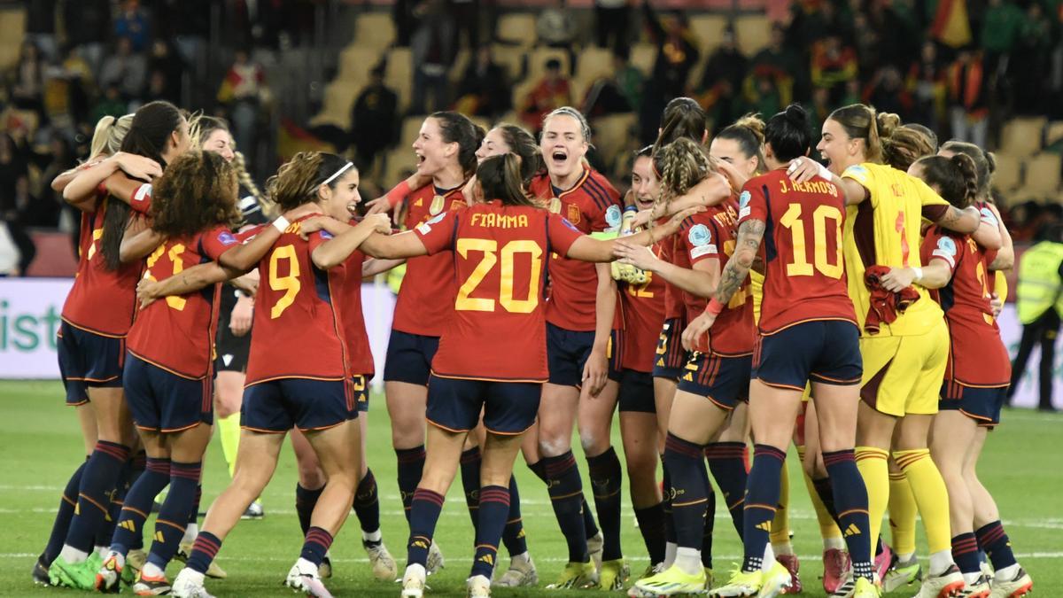 Las jugadoras españolas de la selección femenina de fútbol celebran su victoria en la Nations League.