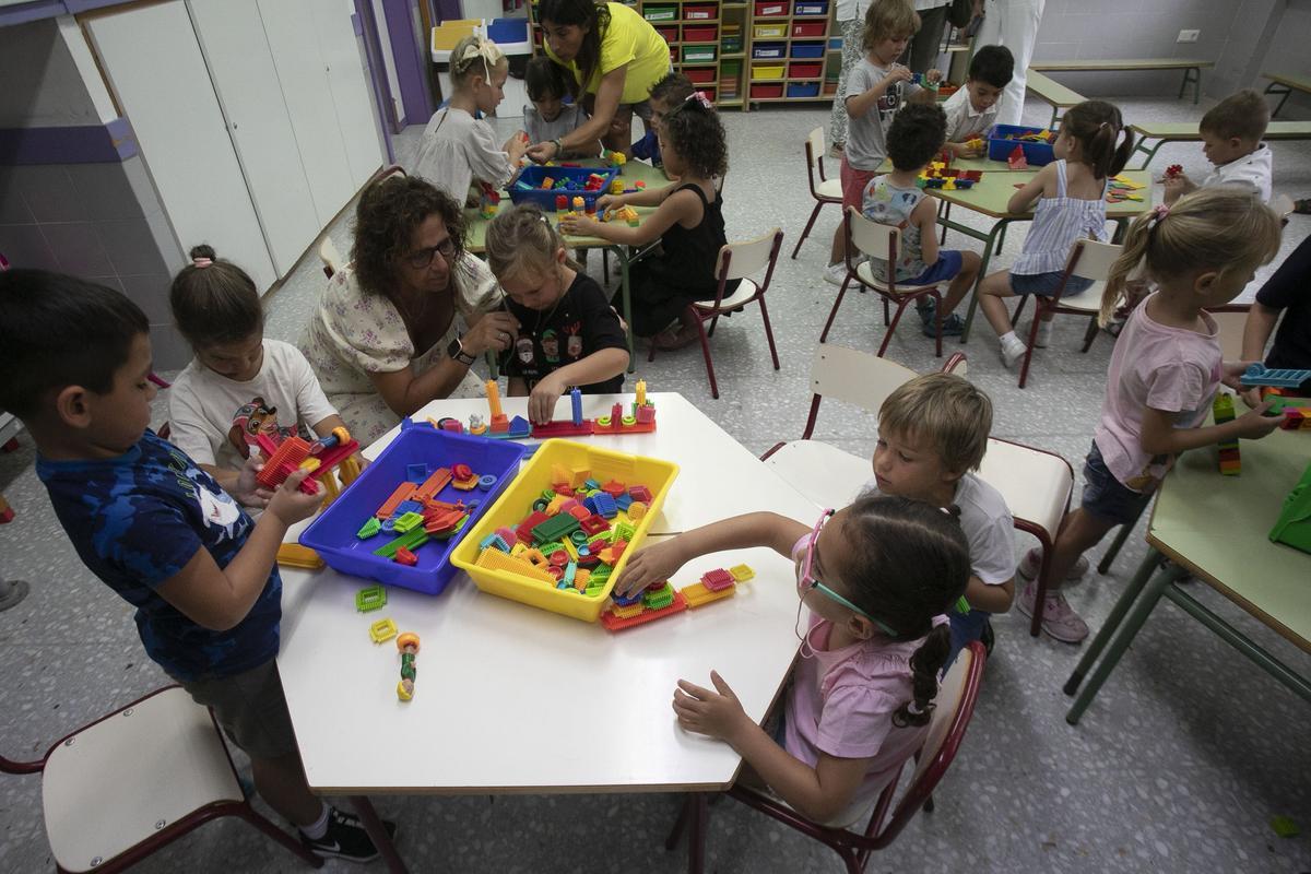 Valencia. Inicio del curso escolar, CEIP El Grau. Alumnos en clase.