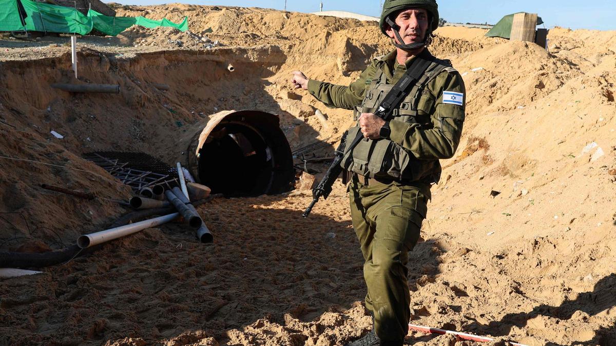 El portavoz militar Daniel Hagard, en la entrada del túnel descubierto por el Ejército de Israel.