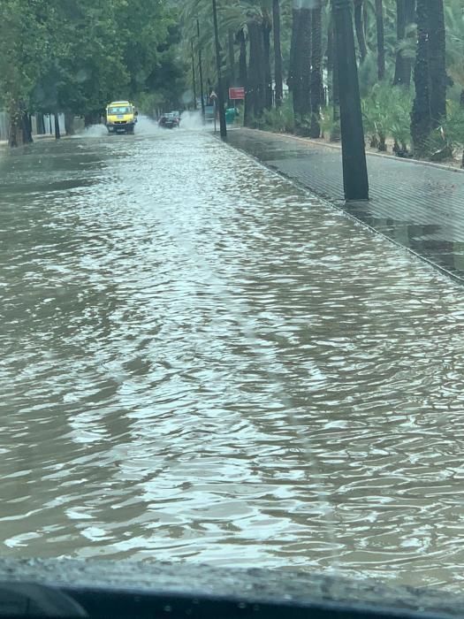 Las lluvias han provocado pequeñas inundaciones en los barrios situados junto a la ladera de la Sierra de Orihuela