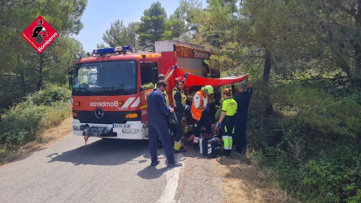 Un hombre de avanzada edad resulta herido después de quedar atrapado bajo un tractor tras sufrir un vuelco