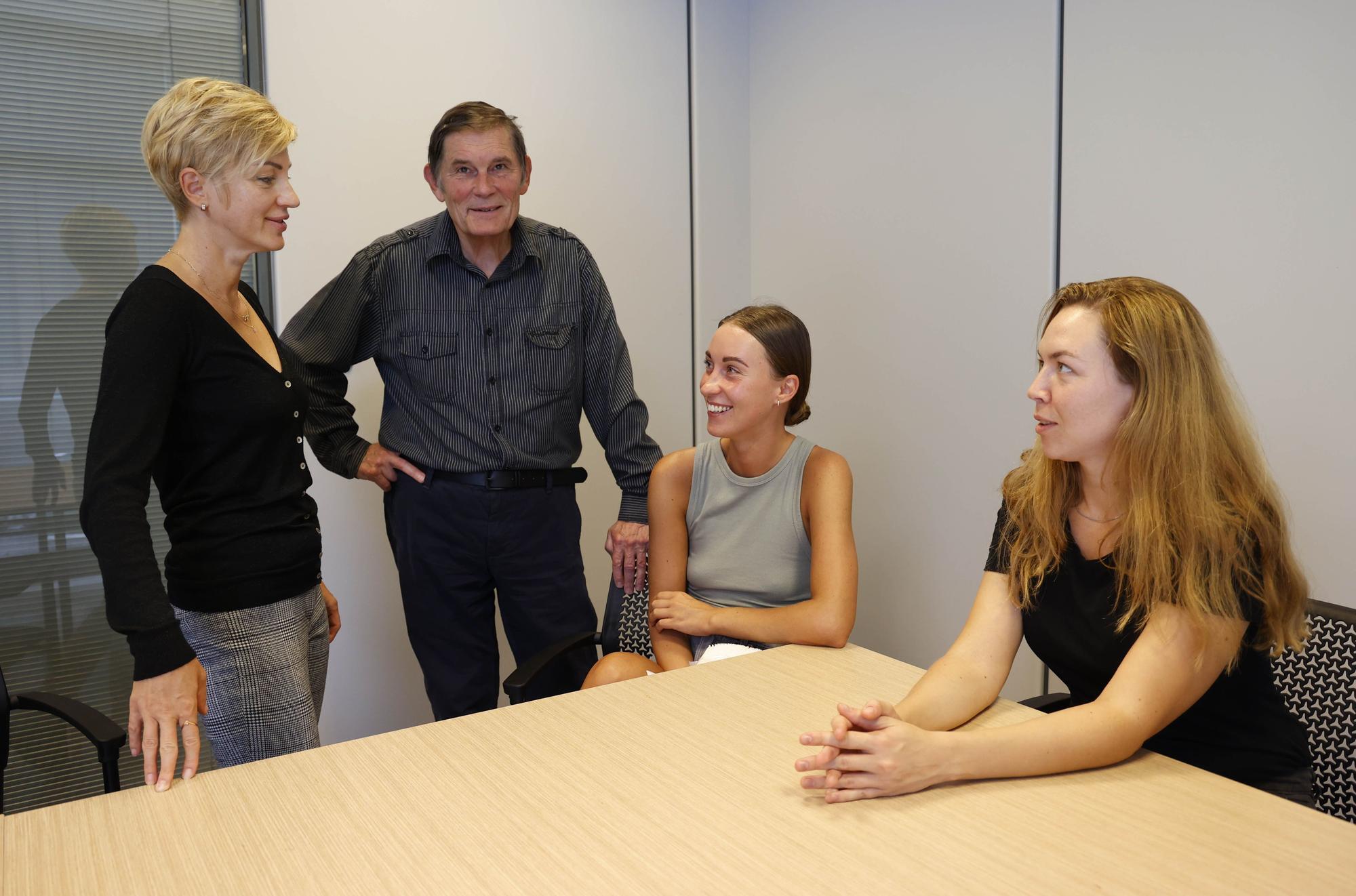 Tatiana, Serhii, Mariia y Kxenia en las oficinas de Provivienda en Vigo.