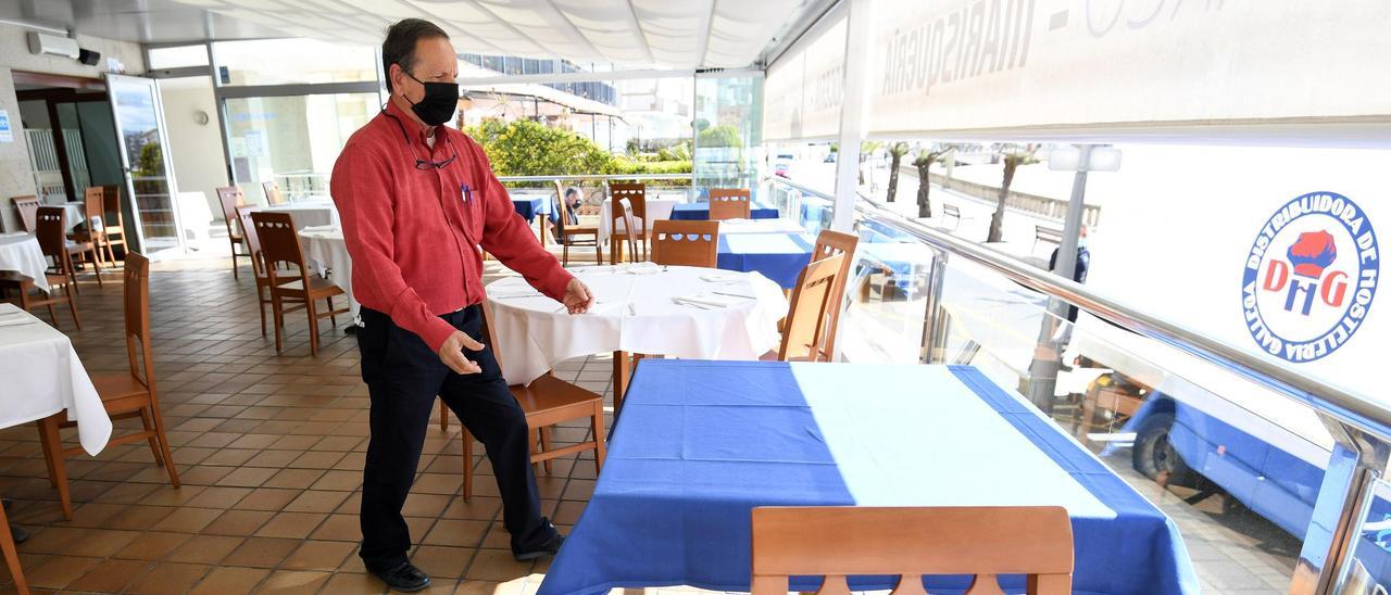 Preparativos de la terraza de un restaurante en Sanxenxo.