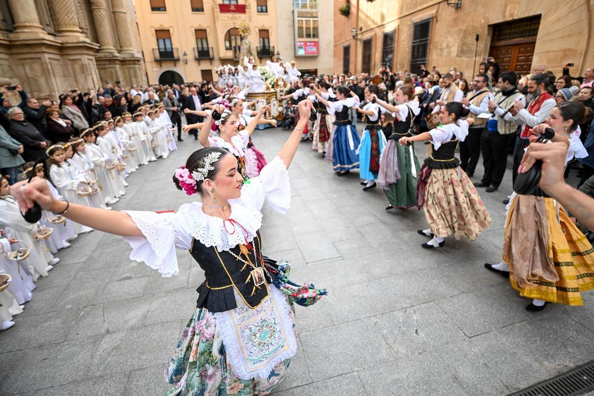La procesión de la patrona de Elche en el 'Trono dels Angelets', en imágenes