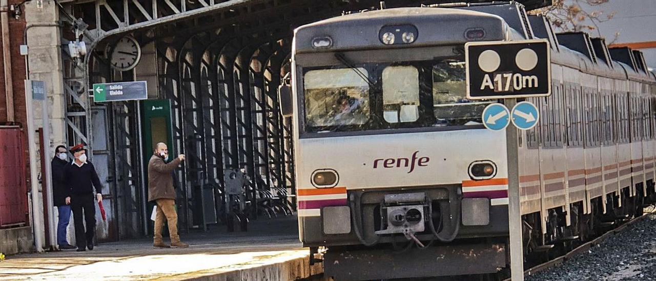 Tren en la estación de Alcoy a punto de salir hacia València. |