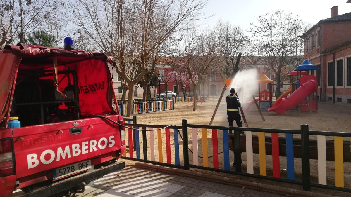 Un bombero desinfecta uno de los parques infantiles de la ciudad de Toro