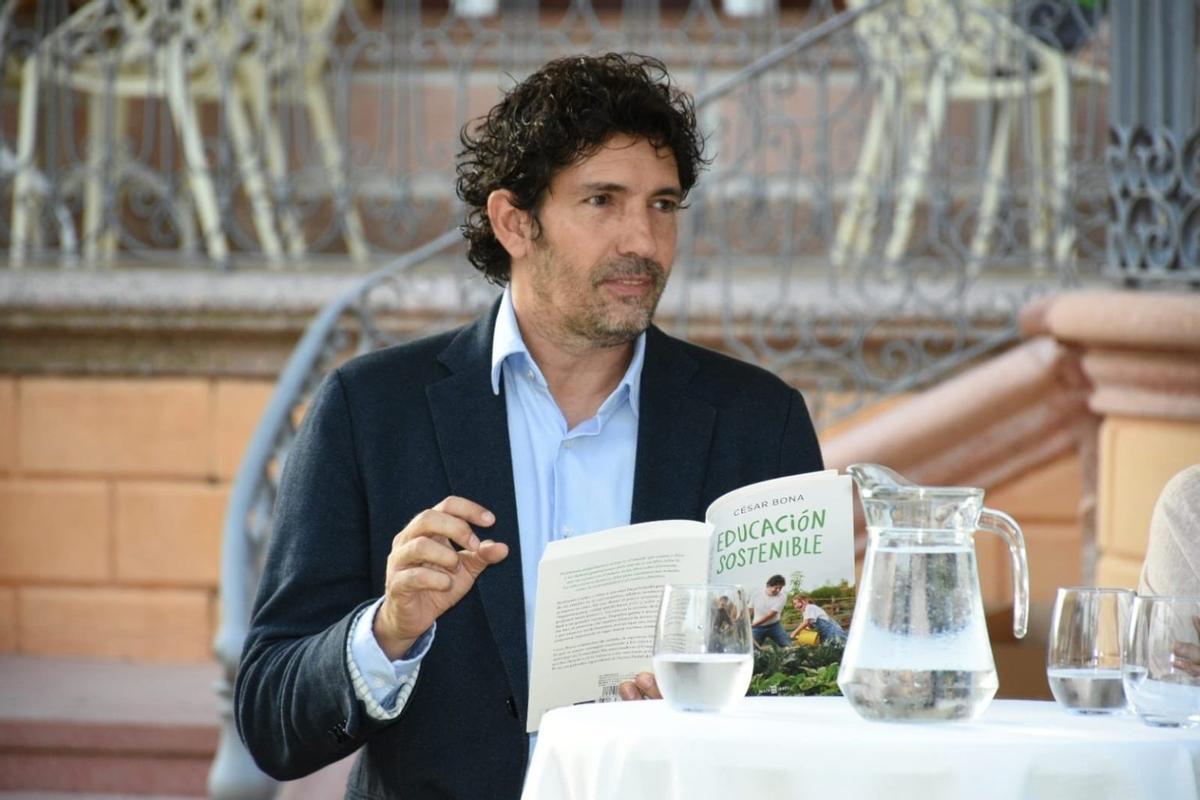 César Bona, con su libro 'Educación sostenible'