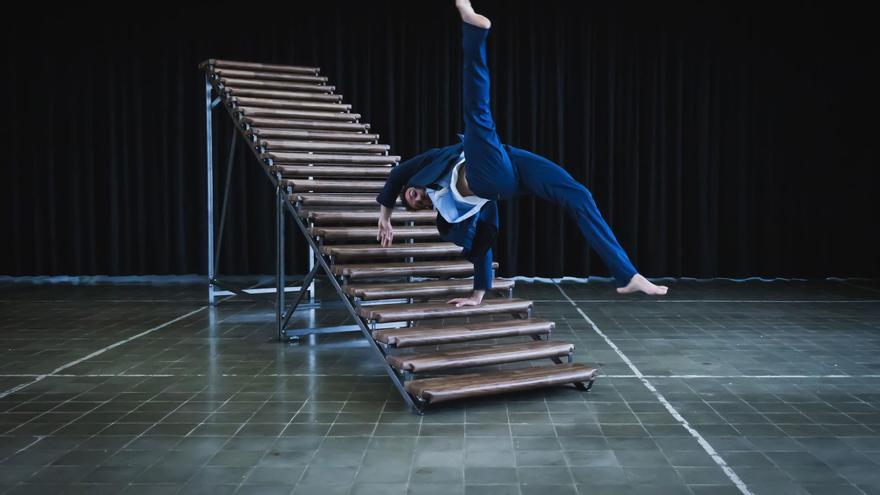 Un escalera de 22 peldaños que acaba en una puerta son la escenografía y las protagonista, junto al creador Manel Rosés, de la función de circo que acoge la sala A del teatro ubicado en la plaza del Ejido