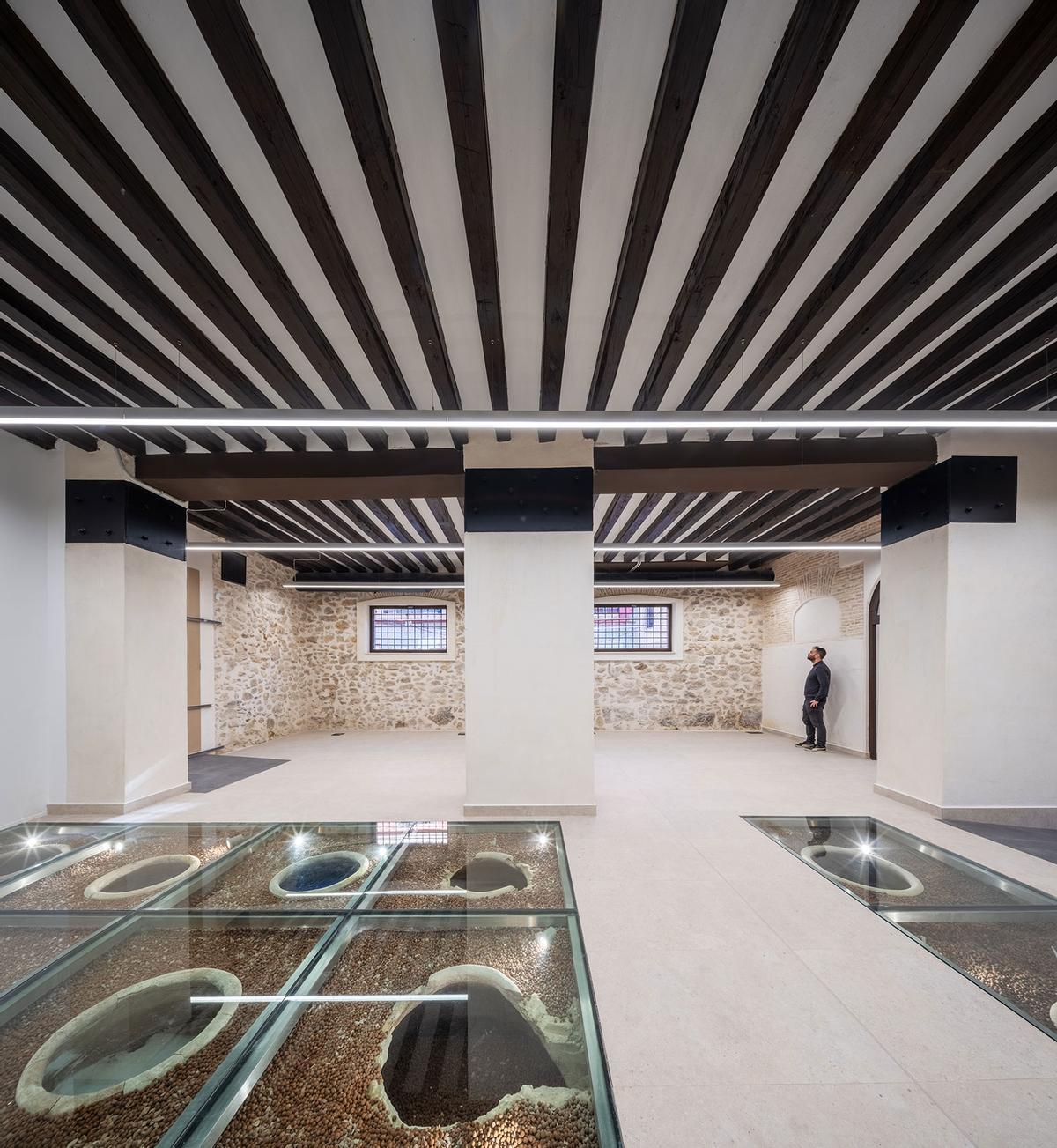 Sala de las tinajas de un antiguo almacén de grano vinculado a la catedral o al palacio