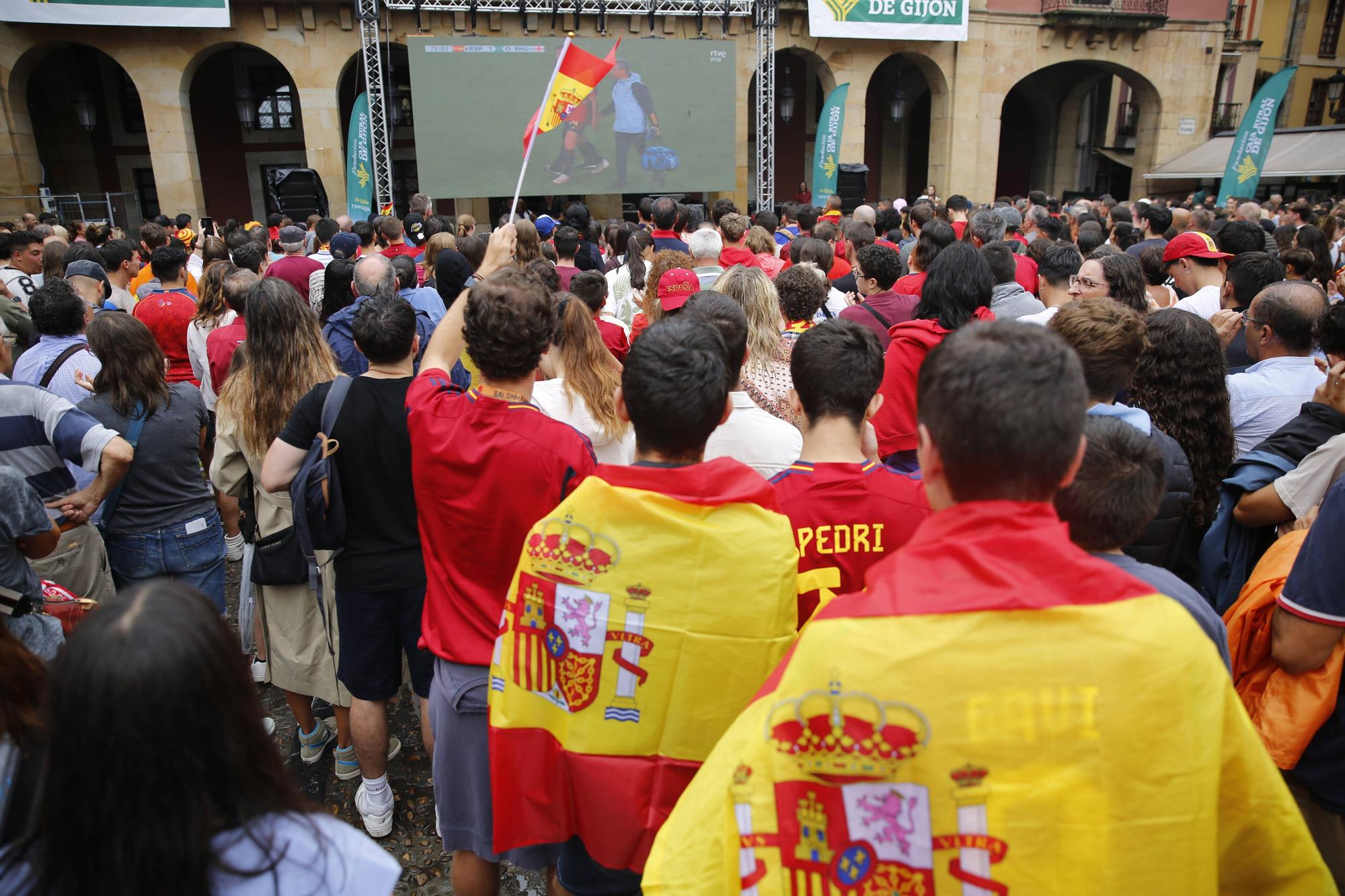 Gijón se vuelca (pese a la lluvia) animando a España en la final del Mundial de fútbol femenino